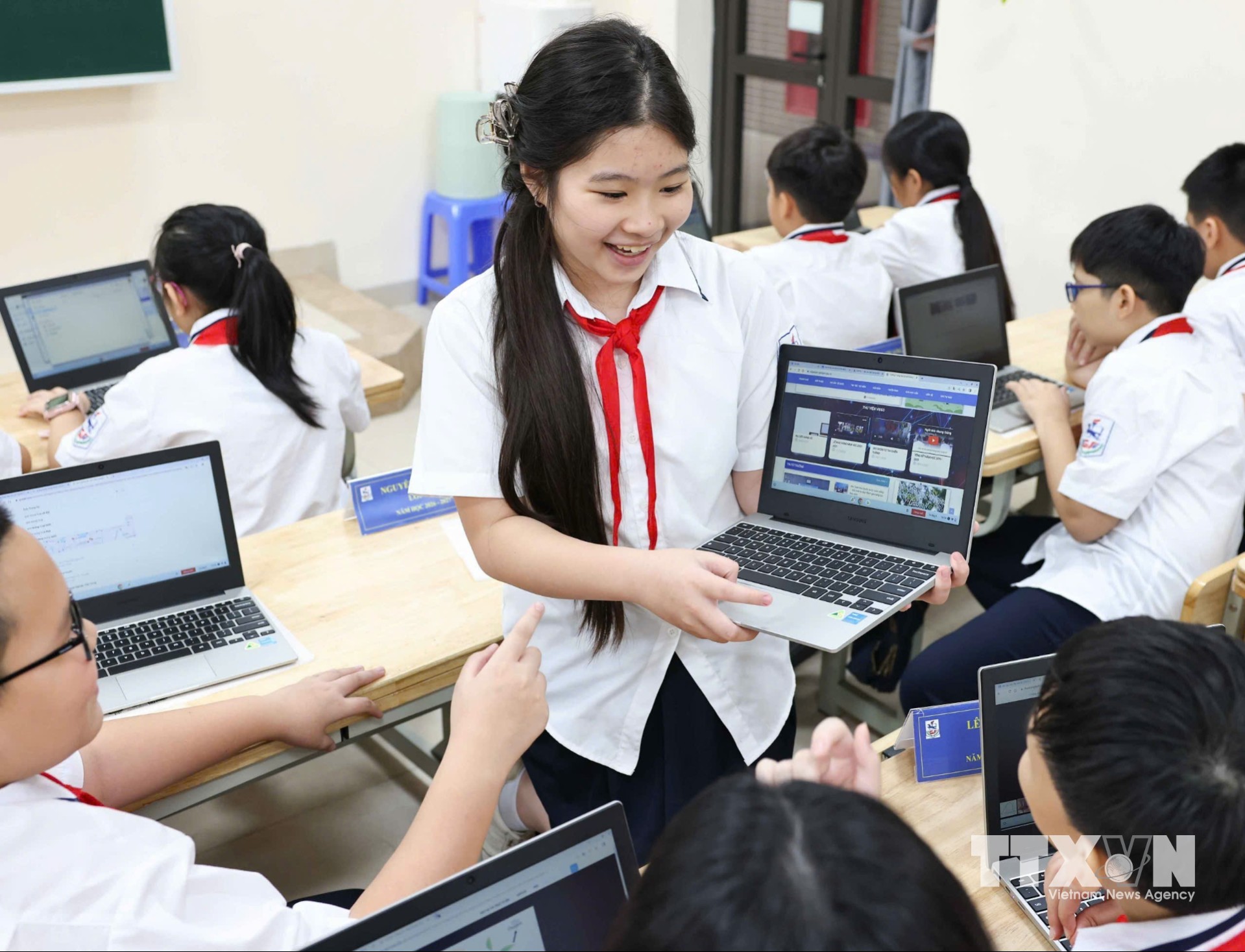 Học sinh được trang bị và phát triển toàn diện năng lực số, kỹ năng ứng dụng công nghệ thông tin; ứng dụng công nghệ một cách an toàn, hiệu quả để việc học tập, nghiên cứu và hợp tác được diễn ra dễ dàng. (Ảnh: Thanh Tùng/TTXVN)